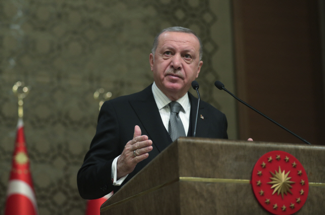 레제프 타이이프 에르도안 터키 대통령이 2일(현지시간) 앙카라에서 열린 한 행사에서 연설을 하고 있다. 터키 의회는 이날 리비아에 군대 파병을 승인했다. /앙카라=AP연합뉴스