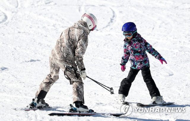 아이들은 스키 등을 지칠 때까지 계속 타려는 경향이 있어 한 번에 2시간 이내로 제한해야 부상 위험을 줄일 수 있다. 여자 어린이가 스키 강습을 받고 있다. /사진제공=연합뉴스   2018.11.23