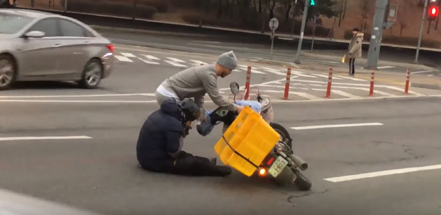 넘어진 오토바이를 일으키고 있는 크라운제이./유튜브 캡쳐