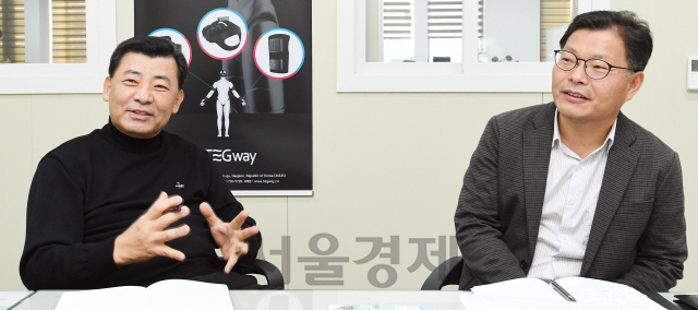 김강희(왼쪽) 테그웨이 대표와 정승호 부사장이 대전 대덕구에서 서울경제와 인터뷰하고 있다. /대전=오승현기자
