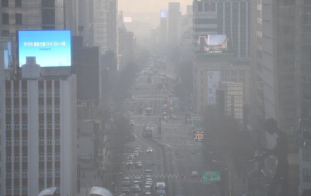 서울과 인천, 경기를 비롯한 수도권에 예비저감조치가 발령·시행된 3일 서울 종로구 일대가 뿌연 미세먼지에 갇혀 있다. 예비저감조치는 이틀 연속으로 초미세먼지 농도가 50㎍/㎥를 넘을 것으로 예상돼 비상저감조치가 시행될 가능성이 높을 때, 하루 먼저 공공부문을 대상으로 미세먼지 감축을 위한 조치를 하는 것을 말한다./성형주기자 2020.01.03