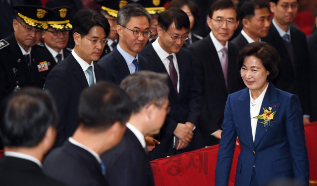 추미애(오른쪽) 신임 법무부 장관이 3일 오전 경기도 과천시 정부과천청사 법무부청사에서 열린 취임식을 마친 뒤 직원들과 인사를 나누고 있다./과천=오승현기자 2020.01.03