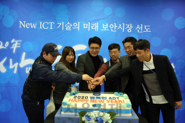 박진효(왼쪽 세번째) ADT캡스 대표가 2일 서울 삼성동 본사에서 열린 시무식에서 케이크 커팅을 하고 있다. /사진제공=ADT캡스