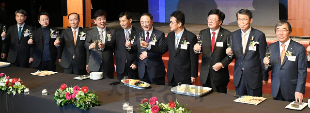 '2020년 범금융 신년인사회'가 열린 3일 오후 서울 중구 신라호텔에서 김병욱(왼쪽 네번째부터) 국회 정무위원, 이주열 한국은행 총재, 홍남기 경제부총리, 민병두 국회 정무위원장, 이종구 국회 산업통상자원중소벤처기업위원회 위원장, 은성수 금융위원장, 윤석헌 금융감독원장 등 내빈들이 건배하고 있다./오승현기자 2020.01.03