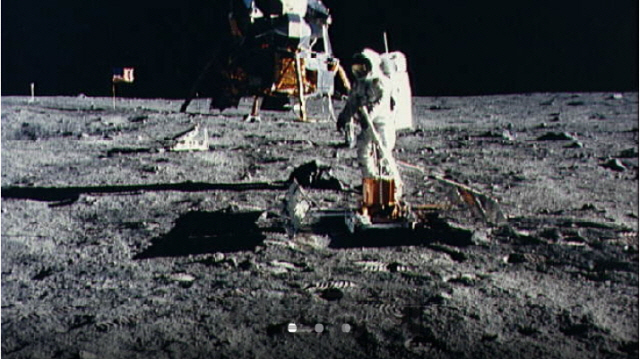1969년 7월20일 암스트롱과 올드린이 달에 착륙해 실험하는 장면. In the few hours that Aldrin and Armstrong were on the Moon, there was little time to up scientific experiments, but a small package (the EASEP, or Early Apollo Scientific Experiments Package) was deployed. Aldrin is shown here setting up the Passive Seismic Experiments Package. Back to the left is the Laser Ranging Retro-Reflector. More extensive scientific studies were done on later Apollo missions. /사진 출처=NASA