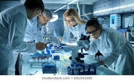 바이오생명과학 연구소에서 연구원들이 실험을 진행하고 있다. /사진출처=Shutterstock