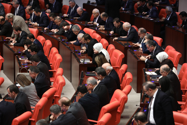 터키 의회 의원들이 2일(현지시간) 수도 앙카라에서 자국 군대의 리비아 파병 동의안에 대한 투표를 진행하고 있다. 터키 의회는 이날 정부가 제출한 리비아 파병 동의안을 통과시켰다./앙카라=AFP연합뉴스
