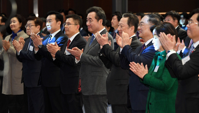이낙연 총리가 3일 오후 서울 코엑스에서 열린 경제계 신년인사회에서 정재계 인사들과 함께 박수를 치고 있다./권욱기자