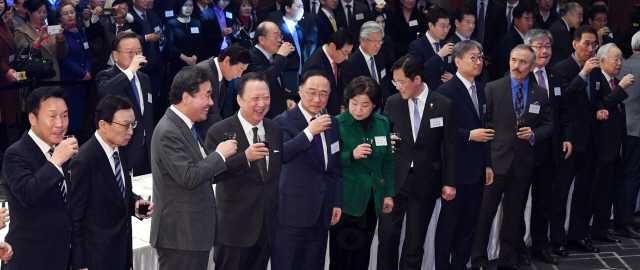 이낙연 총리가3일 오후 서울 코엑스에서 열린 경제계 신년인사회에서 정재계 인사들과 건배를 하고 있다./권욱기자