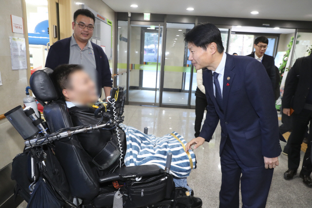 김강립 보건복지부 차관이 3일 서울 도봉장애인종합복지관에서 재활 치료를 받고 있는 장애인과 만나 이야기를 나누고 있다./사진제공=보건복지부