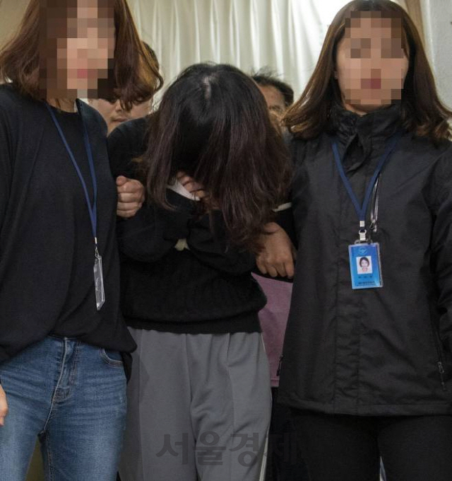 전남편을 살해한 고유정(36)이 머리카락으로 자신의 얼굴을 가리고 있다. 사진/연합뉴스