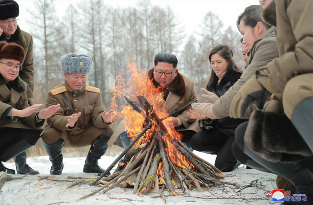 김정은 북한 국무위원장이 군 간부들과 함께 군마를 타고 백두산에 올랐다고 조선중앙통신이 지난해 12월 4일 보도했다. 이는 선대인 김일성 전 주석이 백두산에서 항일 운동을 한 것을 따라한 것으로 추정된다. /연합뉴스