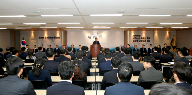 이정희 유한양행 대표가 2일 서울 대방동 유한양행 본사에서 진행된 ‘2020년 시무식’에서 신년사를 발표하고 있다.
