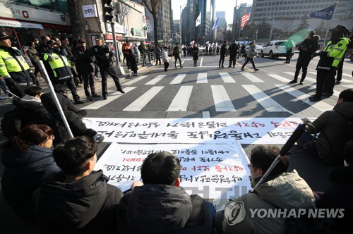 4일 오후 서울 경복궁역 인근에서 서울맹학교 학부모, 학생 등이 “맹학교 학생들의 학습권, 이동권을 침해하는 과도한 시위를 규탄한다”며 집회를 하고 있다. /연합뉴스