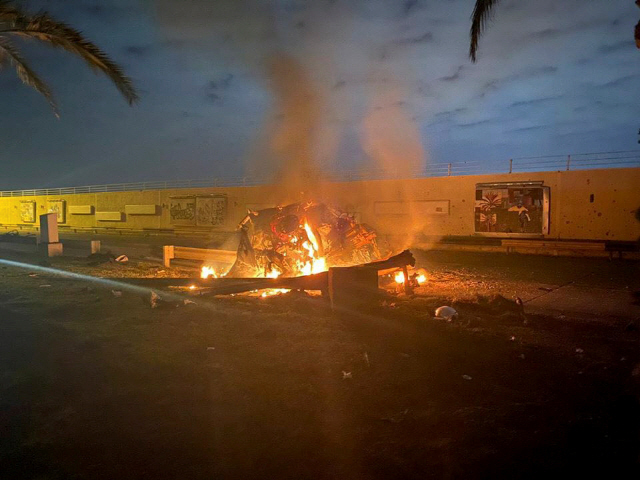 3일(현지시간) 이라크 바그다드공항 인근 도로에서 가셈 솔레이마니 쿠드스군 사령관이 탑승한 것으로 추정되는 자동차가 미군의 표적 공습을 받아 불타고 있다. /바그다드=AP연합뉴스