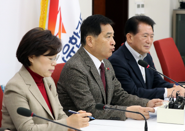 자유한국당 심재철 원내대표(가운데)가 5일 서울 여의도 국회에서 열린 기자간담회에서 발언하고 있다./연합뉴스