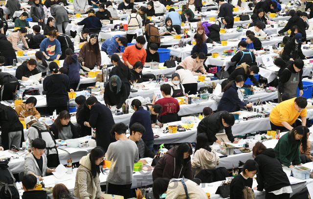 5일 오전 서울 노원구 삼육대학교 체육관에서 2020학년도 아트앤디자인학과 정시모집 실기고사에 응시한 수험생들이 작품을 그리고 있다. 올해 21명을 모집하는 삼육대 아트앤디자인학과의 가군 일반전형에 550명이 지원해 26.19:1의 경쟁률을 보였다./오승현기자 2019.01.05