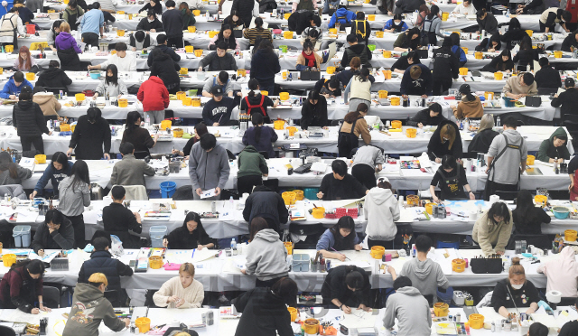 5일 오전 서울 노원구 삼육대학교 체육관에서 2020학년도 아트앤디자인학과 정시모집 실기고사에 응시한 수험생들이 작품을 그리고 있다. 올해 21명을 모집하는 삼육대 아트앤디자인학과의 가군 일반전형에 550명이 지원해 26.19:1의 경쟁률을 보였다./오승현기자 2019.01.05