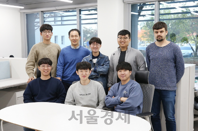 KAIST 전기및전자공학부 김상현(사진 뒷줄 왼쪽에서 두번째) 교수와 연구진. 사진제공=KAIST