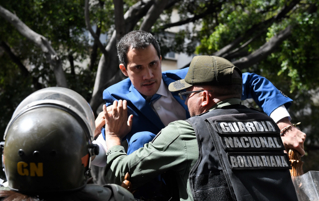 5일(현지시간) 베네수엘라 수도 카라카스에 있는 국회 앞에서 경찰들이 후안 과이도 국회의장의 국회 출입을 저지하고 있다./카라카스=AFP연합뉴스