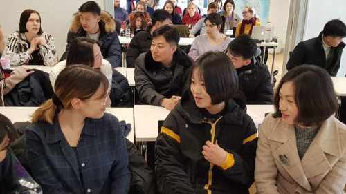 독일 학생과 북한 학생들이 대화를 나누고 있다. 사진/연합뉴스