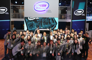 ‘CES 2019’에 참가한 권영진 대구시장과 대구시 청년체험단 일행이 모빌아이 부스 앞에서 파이팅을 외치고 있다.  / 제공=대구시