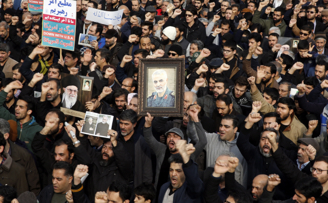 3일(현지시간) 이란 테헤란에 시민 수천명이 미국을 규탄하고 가셈 솔레이마니 쿠드스군(이란혁명수비대 정예군) 사령관의 죽음을 추모하는 거리 행진을 벌이고 있다./테헤란=EPA연합뉴스
