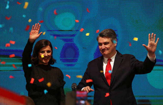 조란 밀라노비치(오른쪽) 크로아티아 전 총리가 5일(현지시간) 대선 결선 투표에서 승리한 뒤 아내와 지지자들에게 화답하고 있다. /자그레브=로이터연합뉴스