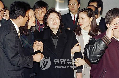 지난 1994년 두 번째 구속되던 당시 장영자씨./연합뉴스