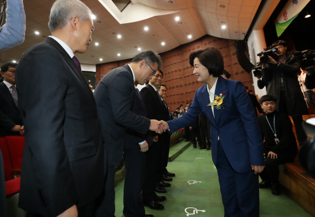 추미애 신임 법무부 장관이 지난 3일 정부과천청사에서 열린 취임식에서 김우현 수원고검장과 악수하고 있다. /과천=연합뉴스