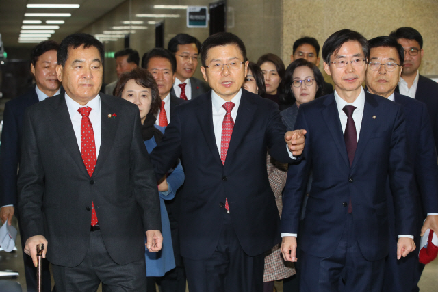 자유한국당 황교안 대표, 심재철 원내대표 등이 6일 국회에서 열린 최고위원회의에 입장하고 있다. /연합뉴스