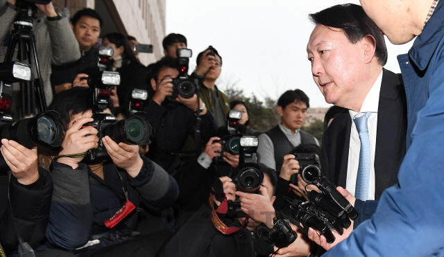 윤석열 검찰총장이 추미애 신임 법무부 장관을 예방하기 위해 7일 오후 경기도 과천시 정부과천청사 법무부로 들어가고 있다./과천=오승현기자 2020.01.07