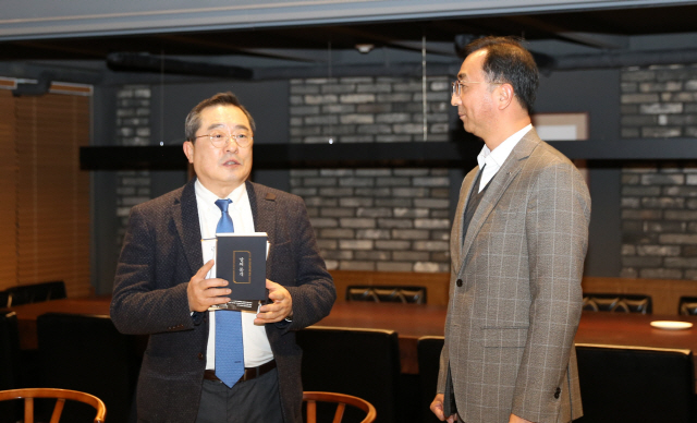 구자열(왼쪽) LS 회장이 지난 6일 서울 용산 LS타워에서 열린 신임 임원들과의 만찬에서 박현호 LS전선 이사에게 책을 선물하고 있다. /사진제공=LS