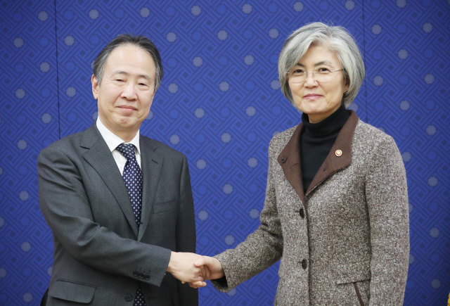 강경화 외교부 장관이 7일 오후 서울 도렴동 외교부 청사에서 도미타 고지(富田浩司) 주한 일본대사와 만나 악수하고 있다. /연합뉴스