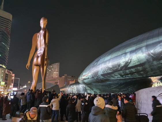 시민들이 동대문디자인플라자(DDP)에서 열린 ‘서울라이트’ 행사장에서 빛과 영상이 결합된 쇼를 보고 있다. /사진제공=서울시