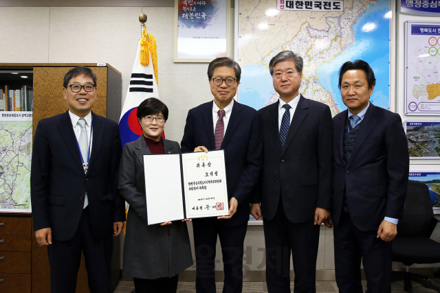 행정중심복합도시건설청 김진숙(사진 왼쪽에서 두번째) 청장이 행복도시건설추진위원회 민간위원장으로 위촉된 오덕성(〃셋째) 충남대 총장에게 위촉장을 전수하고 기념촬영을 하고 있다. 사진제공=행복청