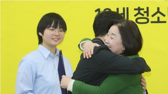 정의당 심상정 대표가 18세 청소년 입당식에서 입당 청소년들과 포옹하고 있다. /연합뉴스