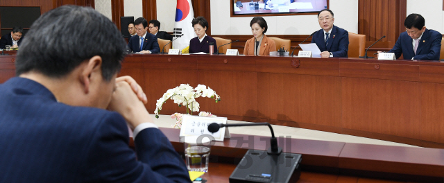 홍남기 경제부총리가 8일 오전 서울 종로구 정부서울청사에서 열린 '제28차 경제활력대책회의'를 주재하고 있다./오승현기자 2019.01.08