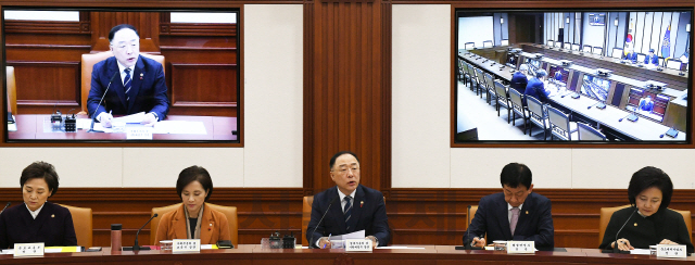 홍남기 경제부총리가 8일 오전 서울 종로구 정부서울청사에서 열린 '제28차 경제활력대책회의'를 주재하고 있다./오승현기자 2019.01.08