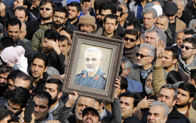 지난 3일(현지시간) 이란 테헤란에서 군중들이 거셈 솔레이마니 이란 쿠드스군(이란혁명수비대 정예군) 사령관 사망을 애도하고 있다./테헤란=EPA연합뉴스