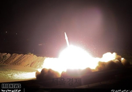 8일 이라크 주둔 미군 기지를 목표로 발사한 이란의 미사일./사진=타스님 통신 캡처
