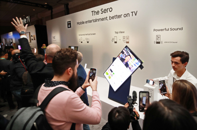 삼성전자가 ‘CES 2020’에 앞서 열린 ‘삼성 TV 퍼스트 룩’ 행사에서 선보인 회전형 TV ‘더 세로(The Sero)’ /연합뉴스