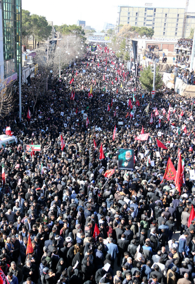 7일(현지시간) 이란 남동부 케르만주에서 열린 가셈 솔레이마니 쿠드스군(이란혁명수비대 정예군) 사령관 장례식에 군중이 밀집해있다./케르만=EPA연합뉴스
