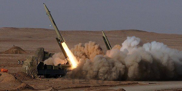 이란 혁명수비대가 8일 이라크내 미군 기지 공격에 사용한 것으로 알려진 Fateh-313 미사일. 지난 2015년 공개 당시 사진으로 고체 연료 미사일을 이동식 차량에 탑재해 은닉성과 기동성이 뛰어난 것으로 평가받고 있다.