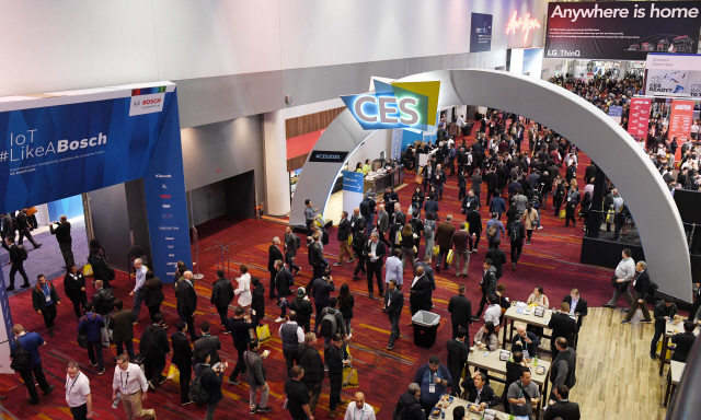 세계 최대 가전·정보기술(IT) 전시회 'CES(Consumer Electronics Show) 2020'가 개막한 7일(현지시간) 미국 네바다주 라스베이거스 컨벤션센터가 관람객들로 붐비고 있다./라스베이거스=권욱기자