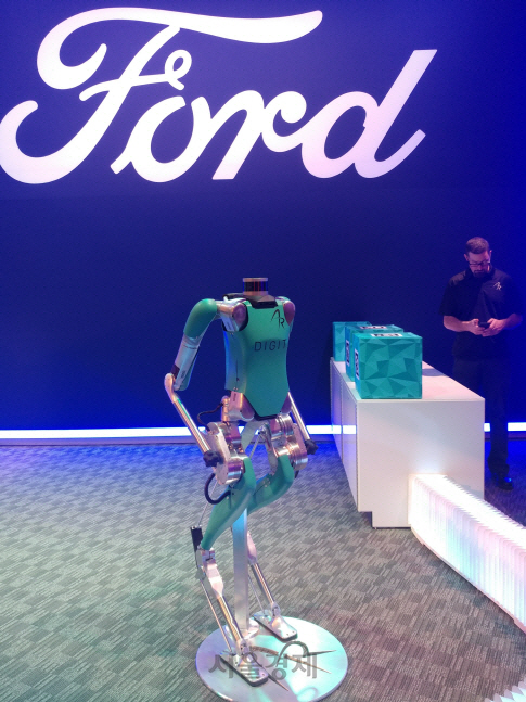 미국 자동차 회사 포드가 어질리티 로보틱스와 공동 개발한 2족 보행로봇 ‘디지트’