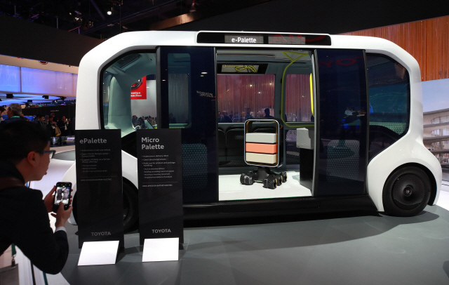도요타가 ‘CES 2020’에서 선보인 자율주행차 ‘e팔레트’ 안에 소형 배송 로봇 ‘마이크로 팔레트’가 들어 있다. /라스베이거스=연합뉴스