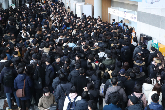 공공기업 취업에 쏠린 눈      (서울=연합뉴스) 진연수 기자 = 8일 서울 서초구 aT센터에서 열린 2020 공공기관 채용정보 박람회를 찾은 학생들과 구직자가 입장을 기다리고 있다. 2020.1.8      jin90@yna.co.kr  (끝)      <저작권자(c) 연합뉴스, 무단 전재-재배포 금지>