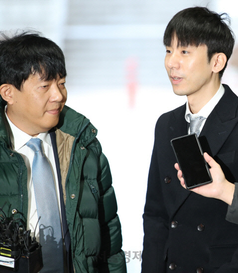 이재웅(왼쪽) 쏘카 대표와 박재욱 VCNC 대표가 지난달 2일 첫 공판에 참석하고 있다. /연합뉴스