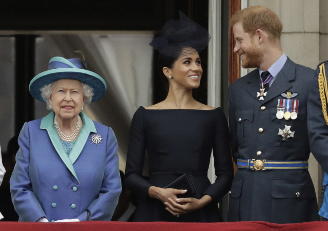 영국 엘리자베스 2세(왼쪽) 여왕과 해리 왕자(오른쪽) 부부 /AP연합뉴스